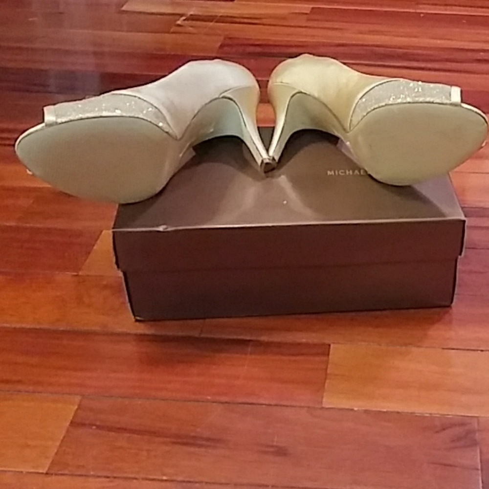 Pumps - Picture 2 of 4